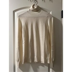 Elegant Cream wool Turtleneck Sweater